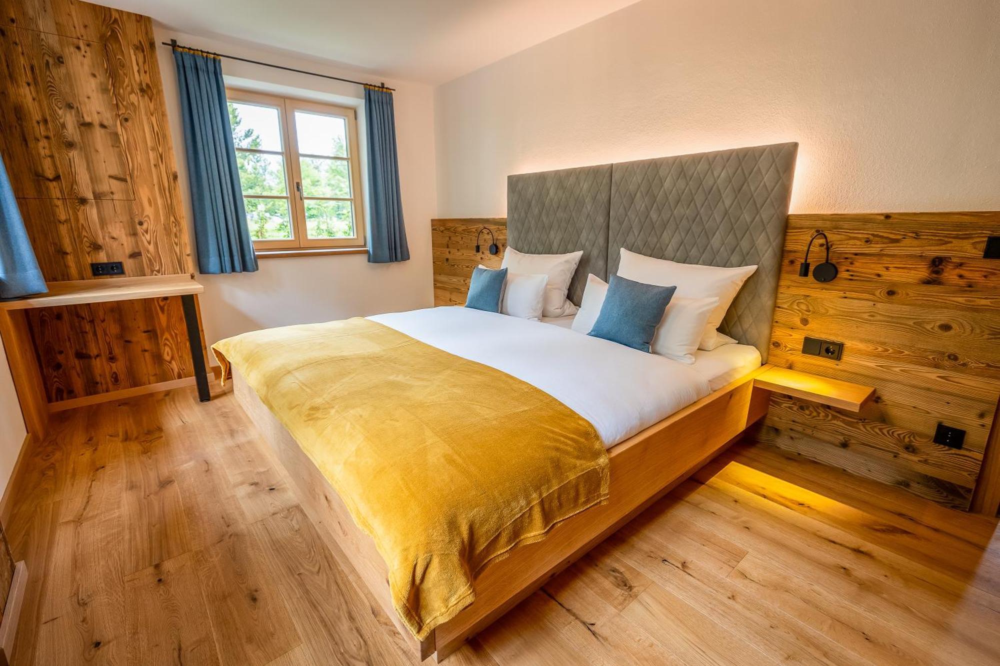 Graf Chiemo Suites - Direkt Am Chiemsee Mit Separatem Seezugang Chieming Exterior photo